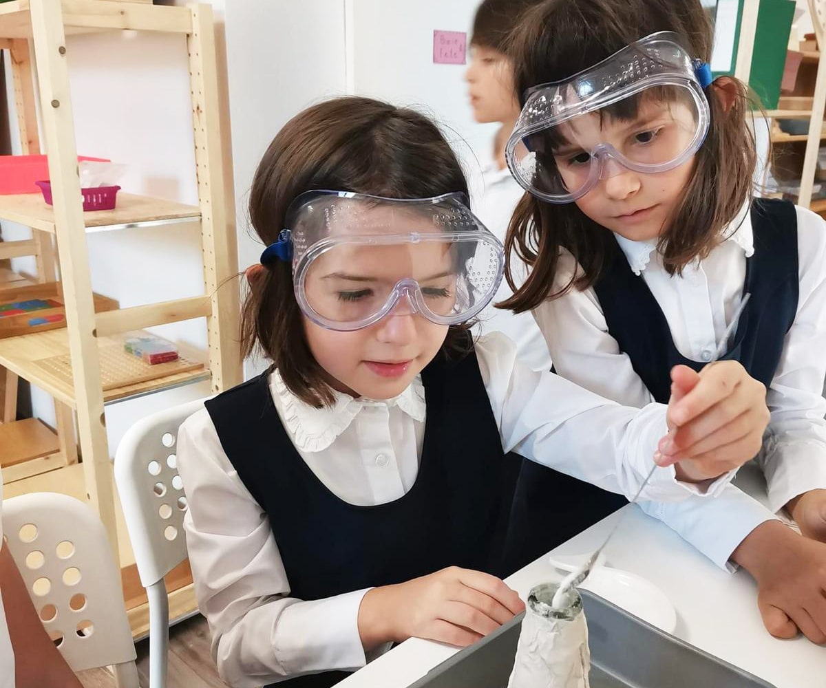 Educația Montessori formează caractere echilibrate